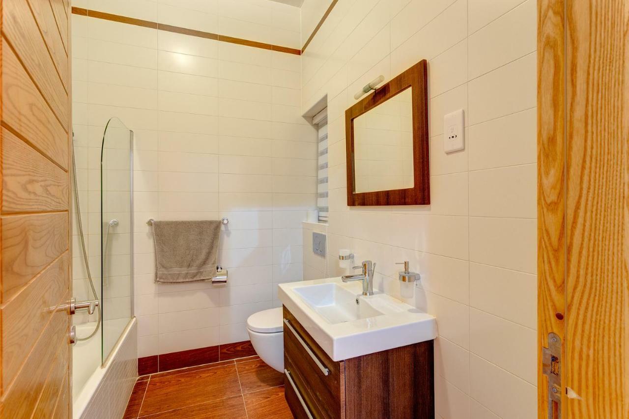 Gorgeous Apartment With Terrace In Fort Cambridge, Pool Сліма Екстер'єр фото